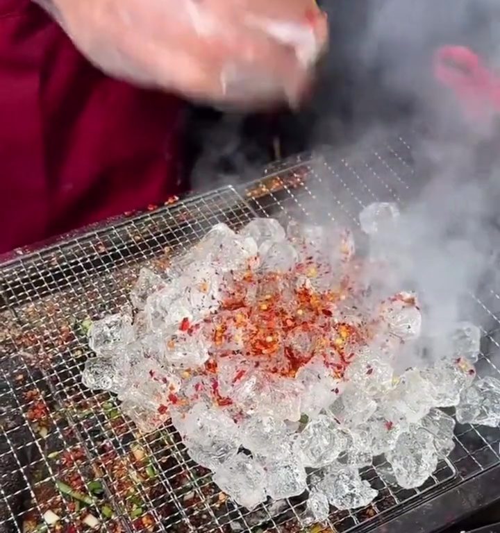 Cubitos de hielo a la parrilla, la nueva tendencia loca de la comida callejera