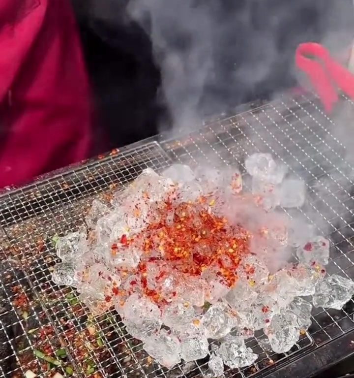 Gegrillte Eiswürfel, der neue verrückte Streetfood-Trend