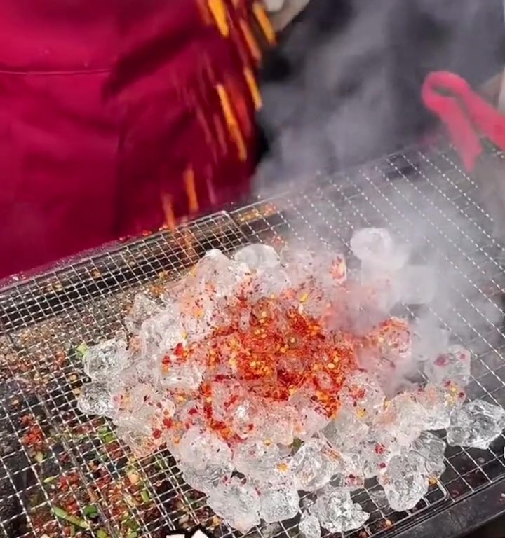 Cubitos de hielo a la parrilla, la nueva tendencia loca de la comida callejera