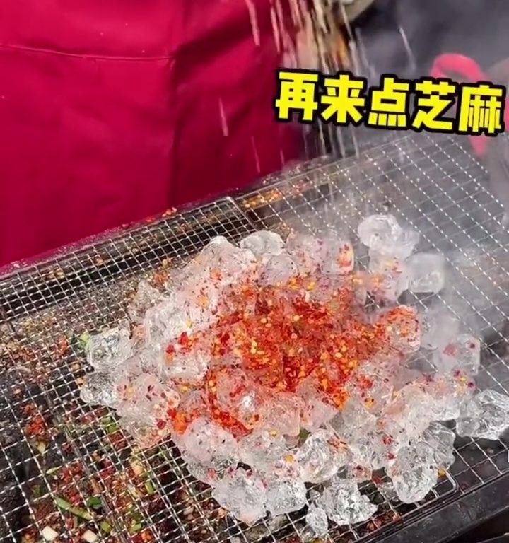 Cubitos de hielo a la parrilla, la nueva tendencia loca de la comida callejera