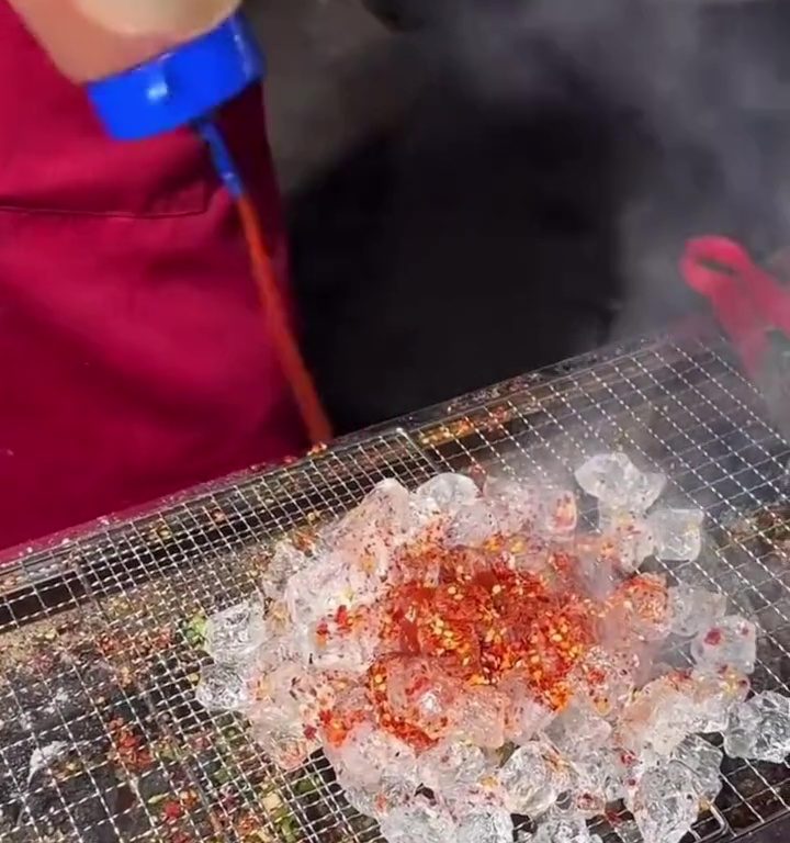 Cubitos de hielo a la parrilla, la nueva tendencia loca de la comida callejera