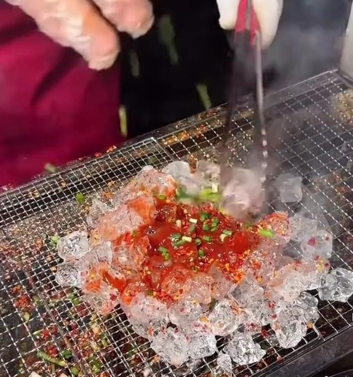 Cubitos de hielo a la parrilla, la nueva tendencia loca de la comida callejera