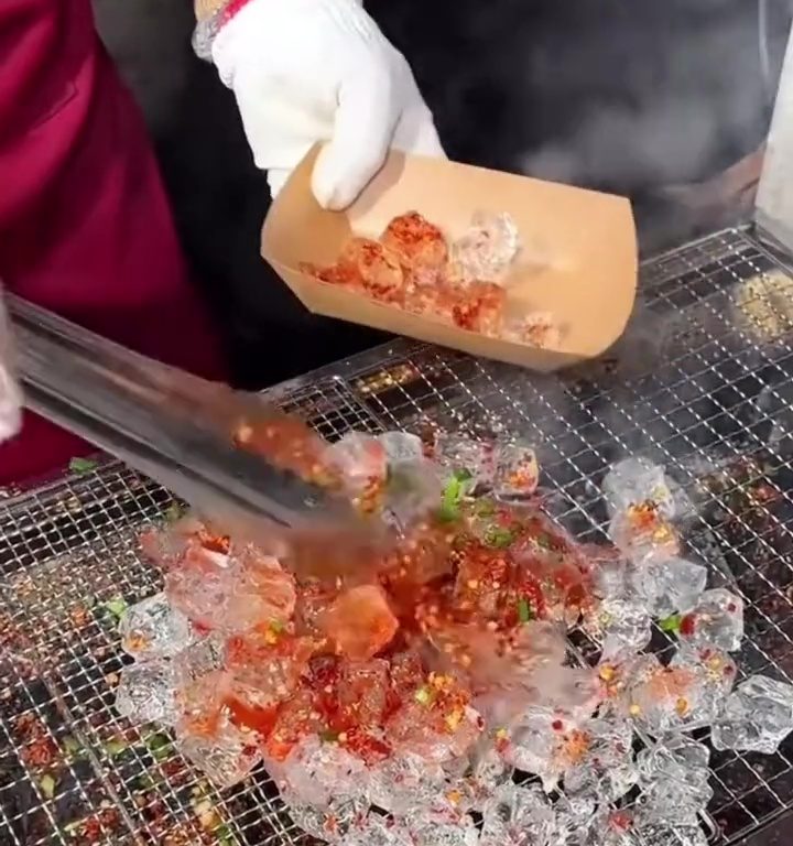 Cubitos de hielo a la parrilla, la nueva tendencia loca de la comida callejera