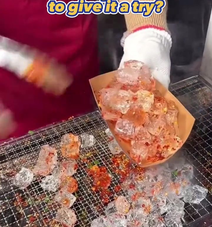 Cubitos de hielo a la parrilla, la nueva tendencia loca de la comida callejera