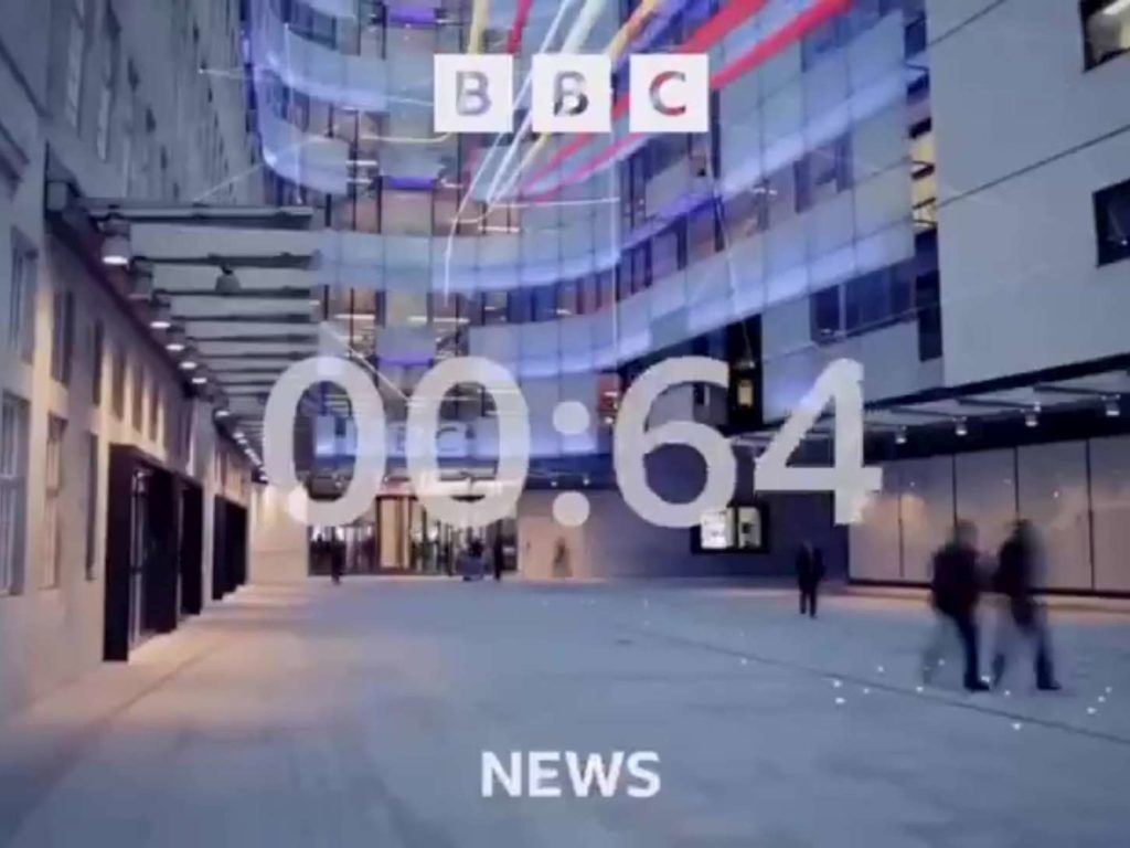 Gaffe en vivo en la BBC, el presentador de noticias hace un gesto grosero