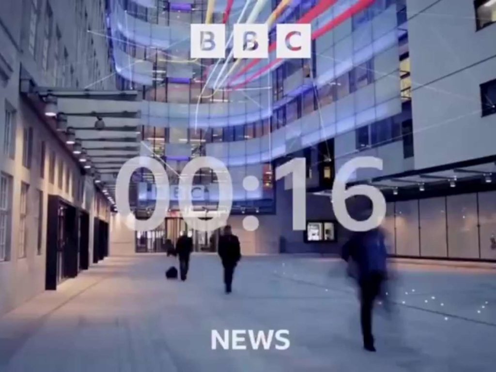 Gaffe en vivo en la BBC, el presentador de noticias hace un gesto grosero