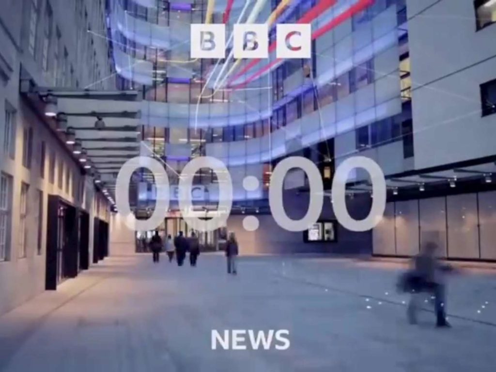 Gaffe en vivo en la BBC, el presentador de noticias hace un gesto grosero