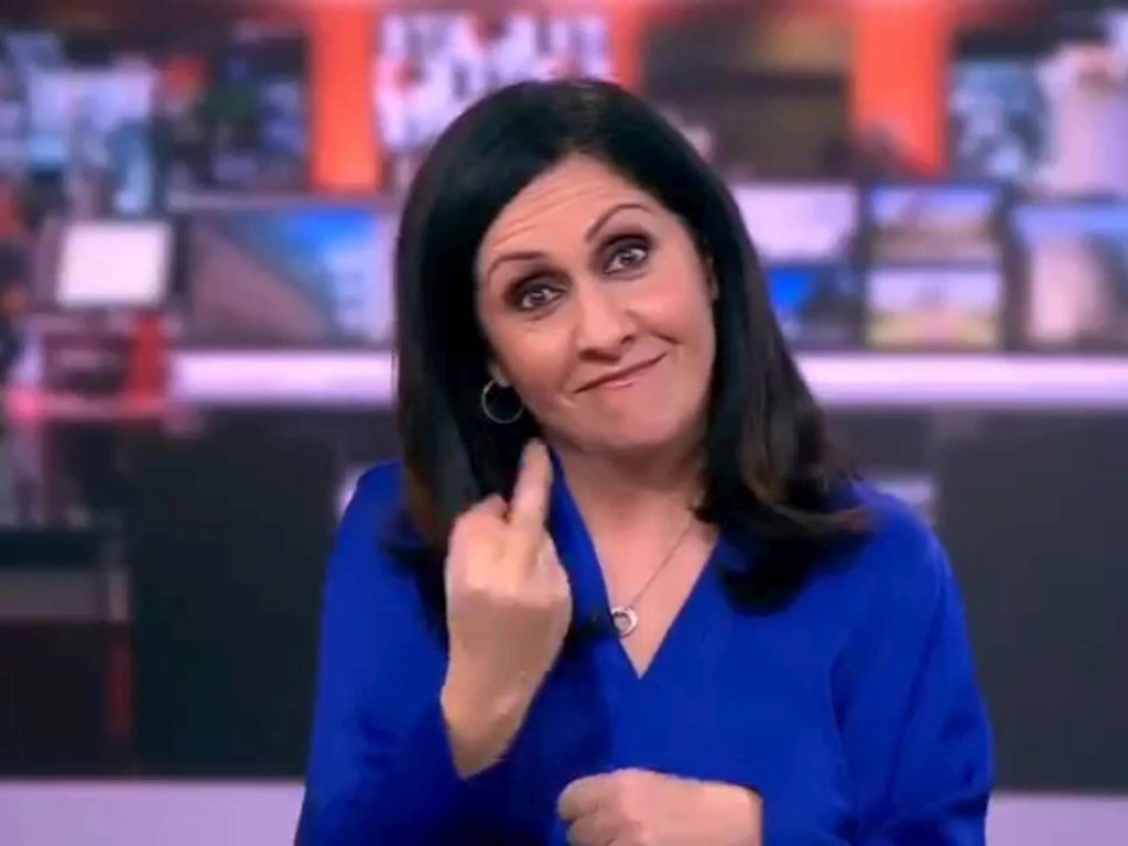 Gaffe in diretta alla Bbc, la conduttrice del tg fa un gestaccio