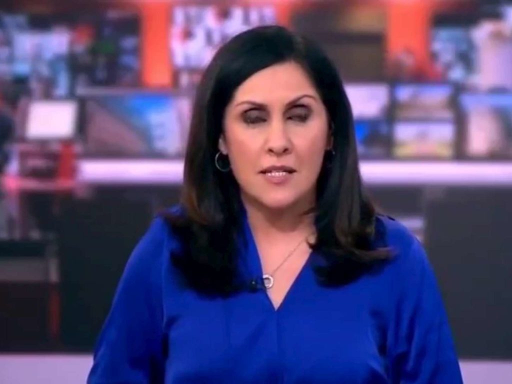 Gaffe in diretta alla Bbc, la conduttrice del tg fa un gestaccio