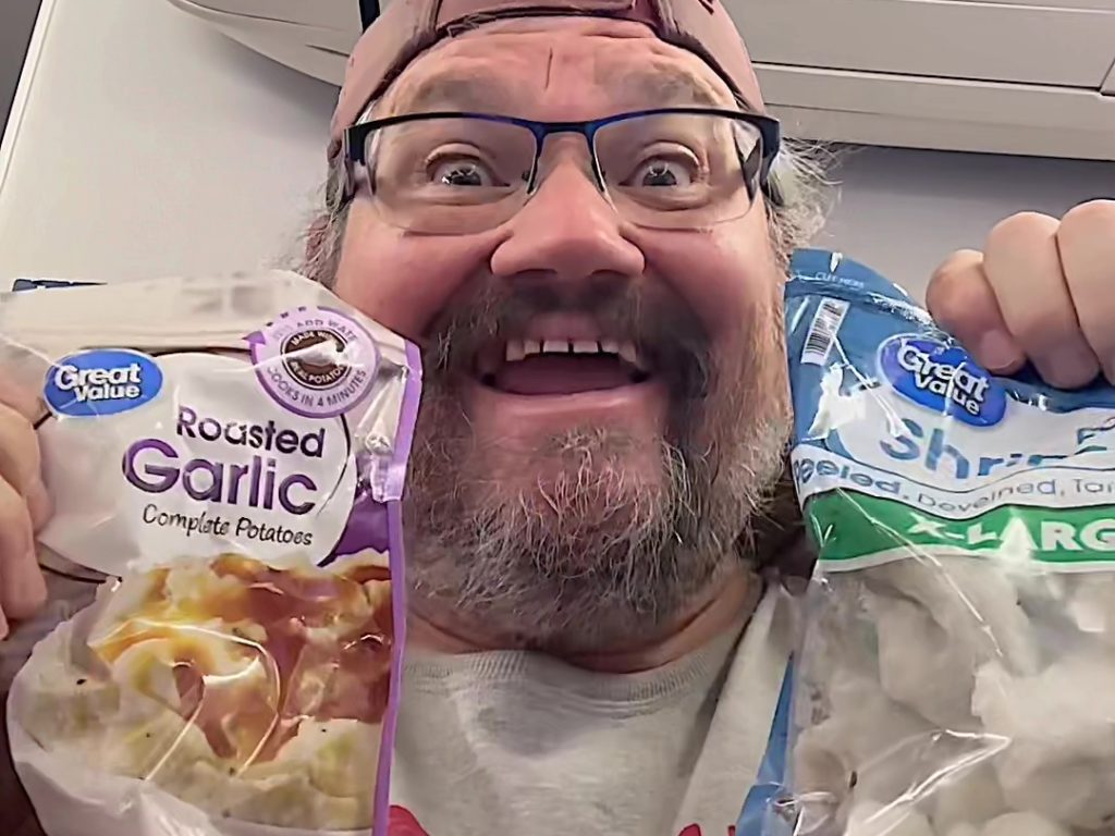 TikToker si cucina gamberetti all'aglio nel bagno dell'aereo: il folle video