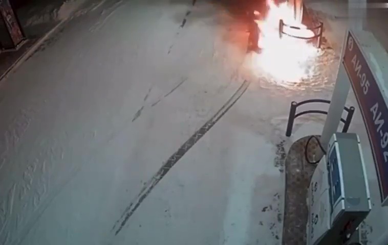 Überprüfen Sie den Tankdeckel mit dem Feuerzeug: Es setzt die Tankstelle in Brand