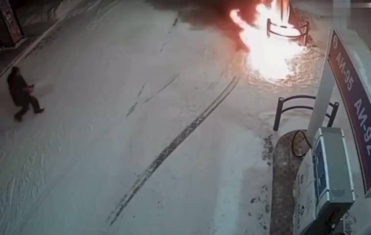 Überprüfen Sie den Tankdeckel mit dem Feuerzeug: Es setzt die Tankstelle in Brand