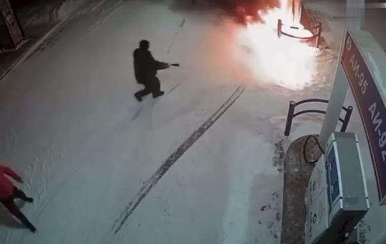 Überprüfen Sie den Tankdeckel mit dem Feuerzeug: Es setzt die Tankstelle in Brand