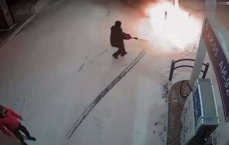 Überprüfen Sie den Tankdeckel mit dem Feuerzeug: Es setzt die Tankstelle in Brand