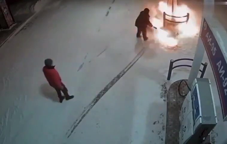 Überprüfen Sie den Tankdeckel mit dem Feuerzeug: Es setzt die Tankstelle in Brand