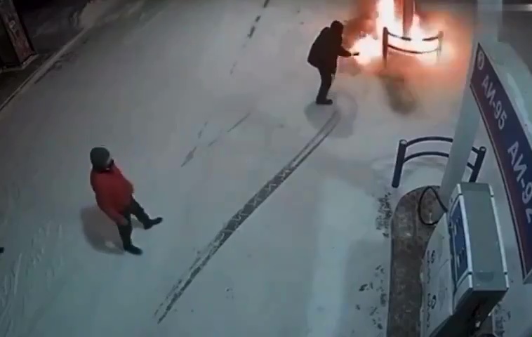 Überprüfen Sie den Tankdeckel mit dem Feuerzeug: Es setzt die Tankstelle in Brand