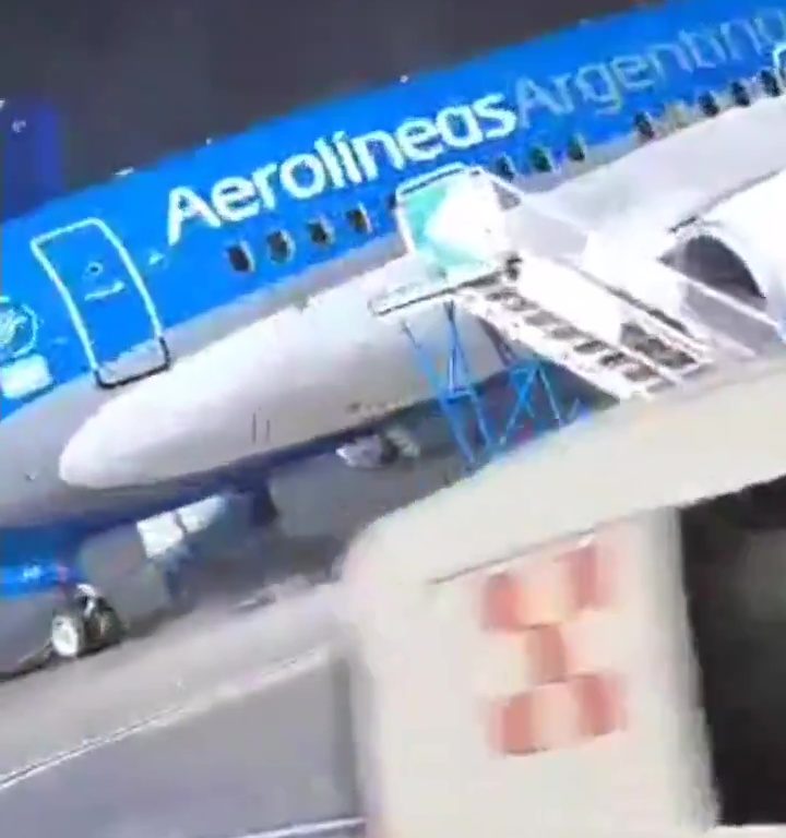 Argentina, raffiche di vento trascina aereo che spacca tutto