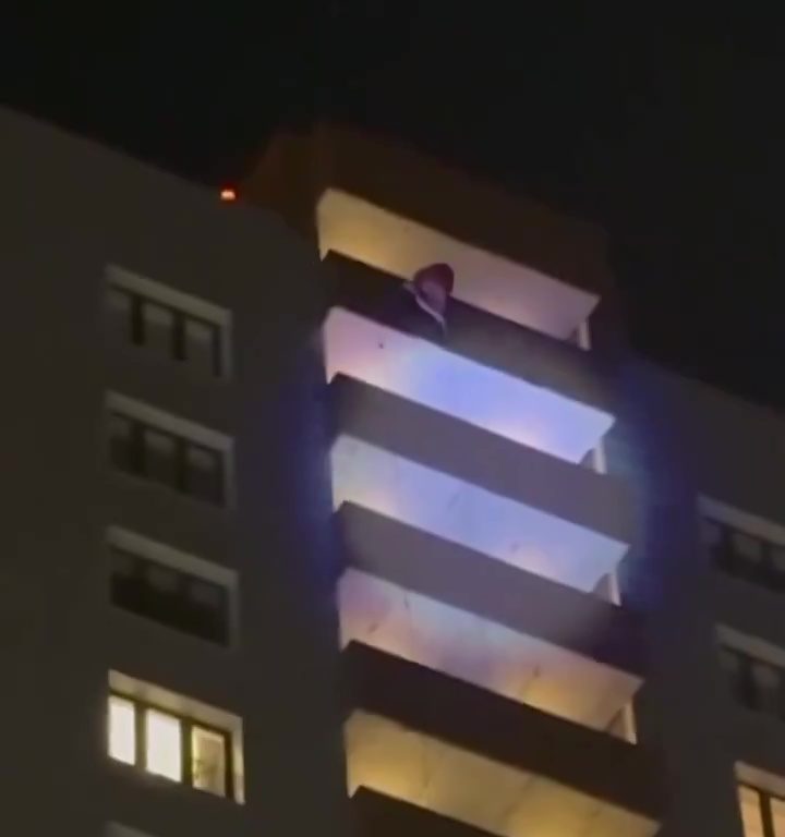 Vestido de Papá Noel, se baja del edificio y cae: muere delante de los niños