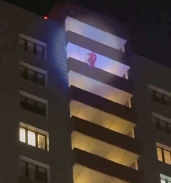 Vestido de Papá Noel, se baja del edificio y cae: muere delante de los niños