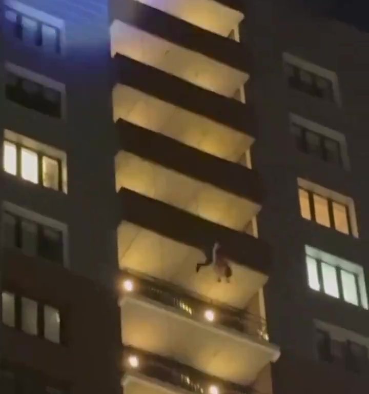 Vestido de Papá Noel, se baja del edificio y cae: muere delante de los niños