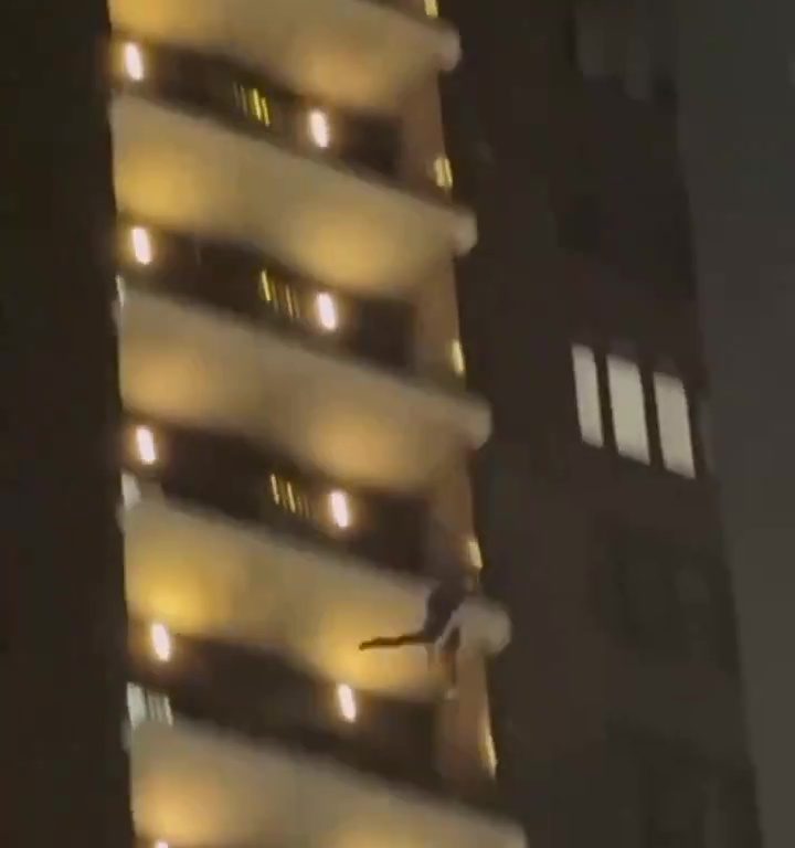 Habillé en Père Noël, il descend du bâtiment et tombe : il meurt devant les enfants