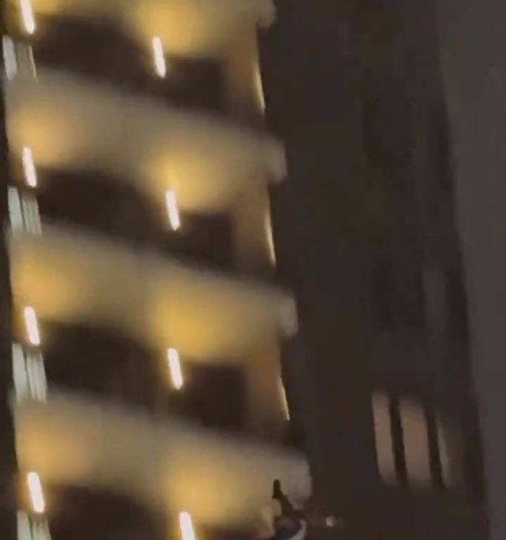 Vestido de Papá Noel, se baja del edificio y cae: muere delante de los niños