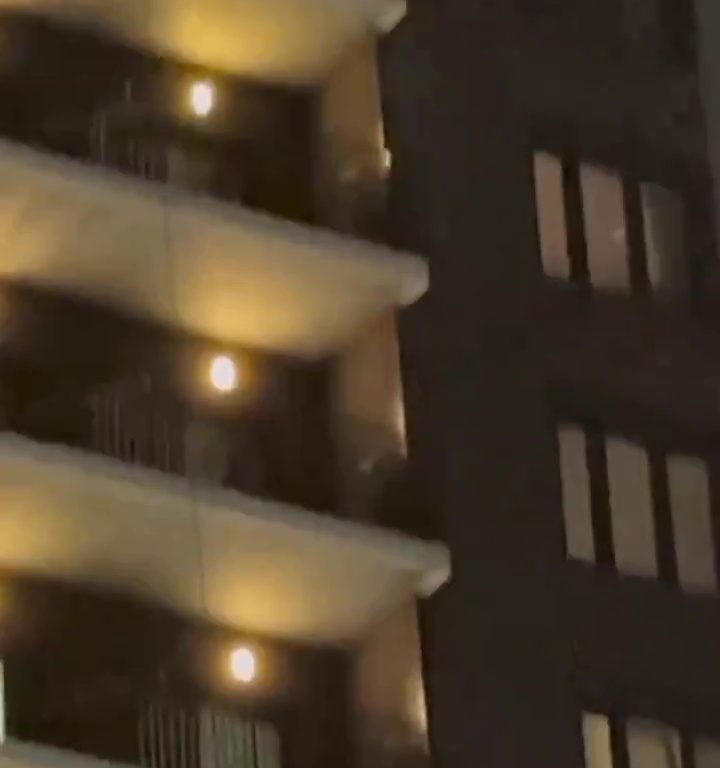 Vestido de Papá Noel, se baja del edificio y cae: muere delante de los niños