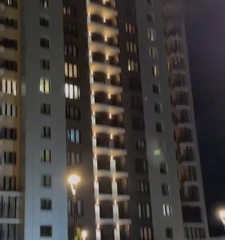 Vestido de Papá Noel, se baja del edificio y cae: muere delante de los niños