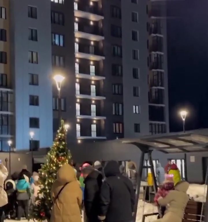 Als Weihnachtsmann verkleidet, lässt er sich vom Gebäude herab und stürzt: Er stirbt vor den Augen der Kinder