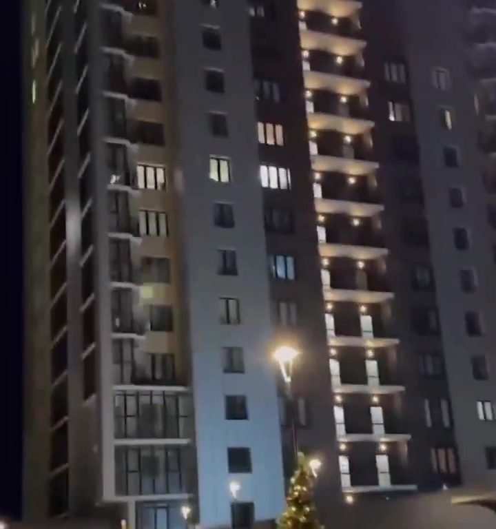 Vestido de Papá Noel, se baja del edificio y cae: muere delante de los niños