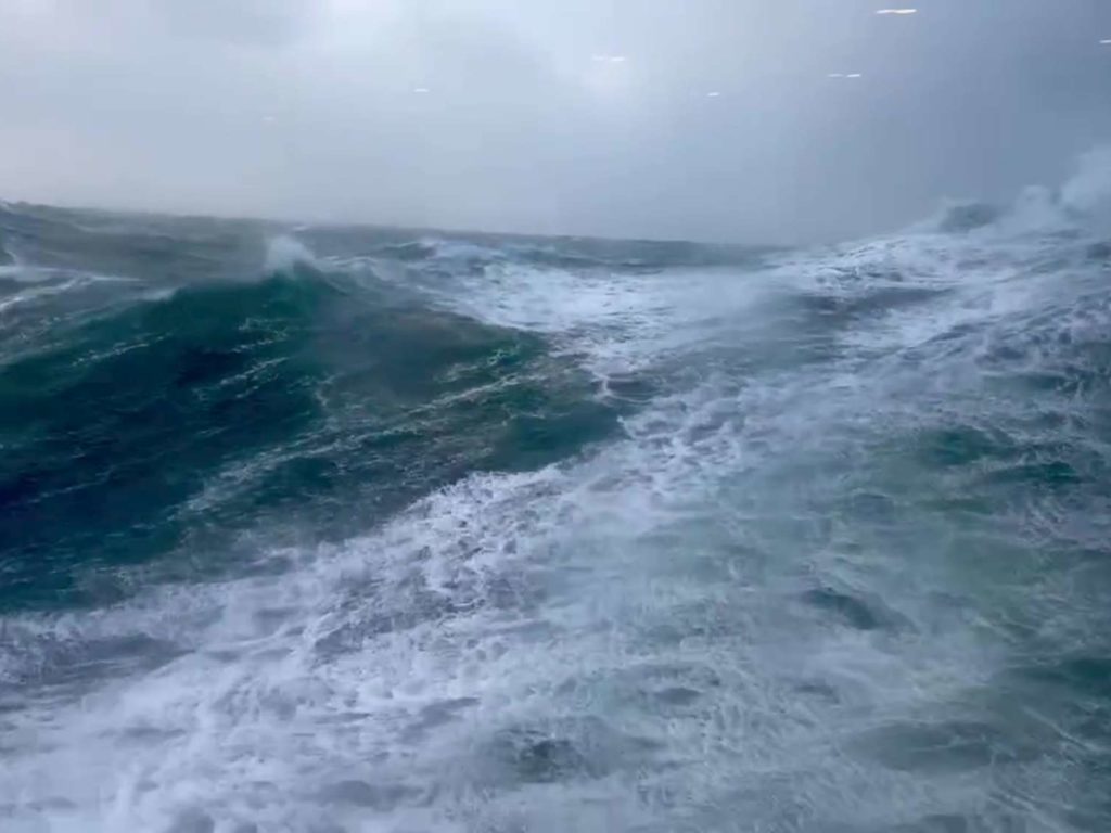 Crucero a la deriva: olas rebeldes en el casco, vídeo impactante