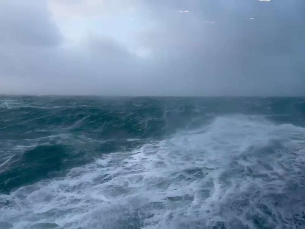 Crucero a la deriva: olas rebeldes en el casco, vídeo impactante