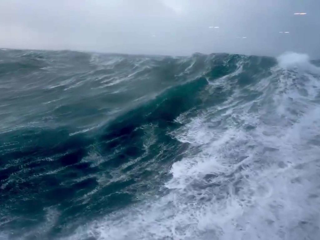 Crucero a la deriva: olas rebeldes en el casco, vídeo impactante