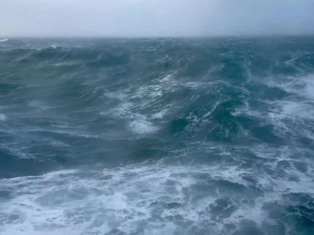 Crucero a la deriva: olas rebeldes en el casco, vídeo impactante