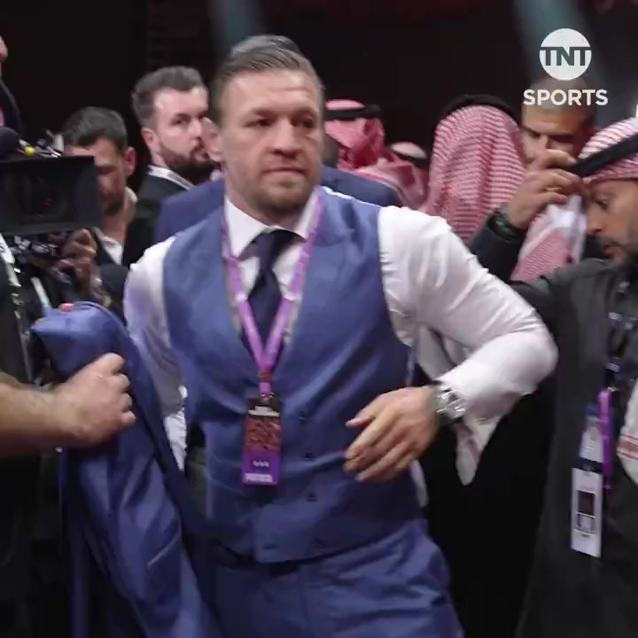 Conor McGregor terrorisiert Cristiano Ronaldo bei einem Boxkampf