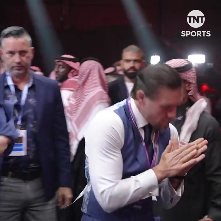 Conor McGregor aterroriza a Cristiano Ronaldo en un combate de box