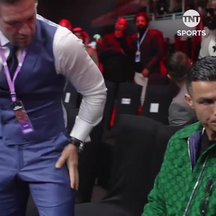 Conor McGregor terrorisiert Cristiano Ronaldo bei einem Boxkampf