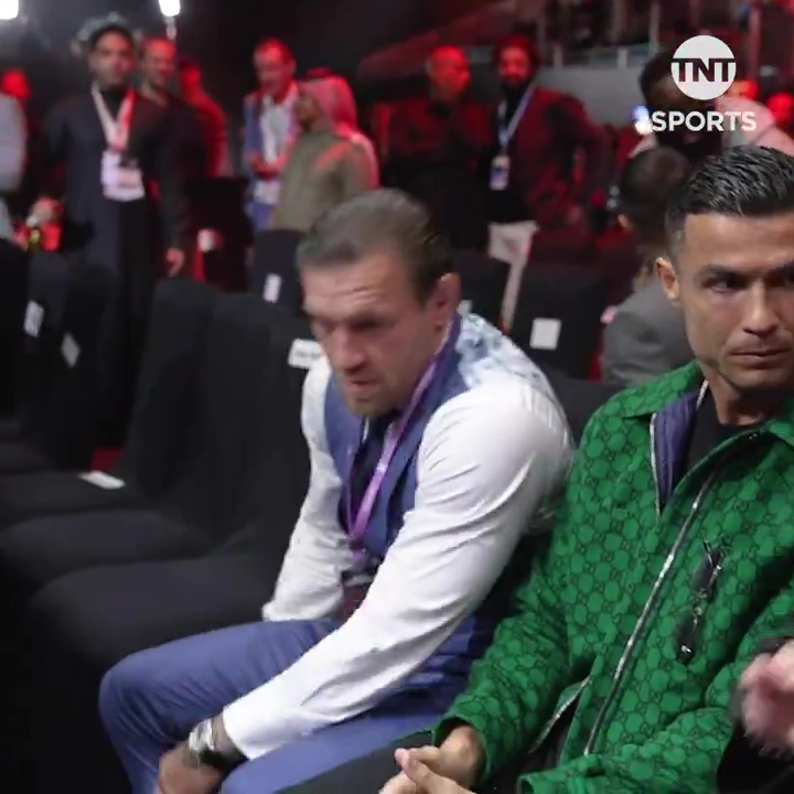 Conor McGregor terrorisiert Cristiano Ronaldo bei einem Boxkampf