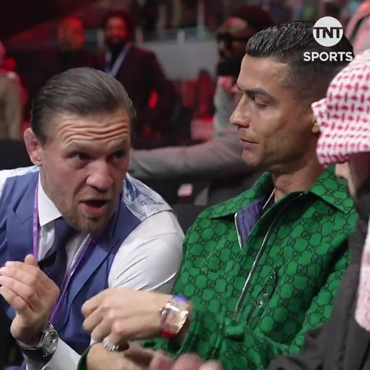 Conor McGregor terrorisiert Cristiano Ronaldo bei einem Boxkampf