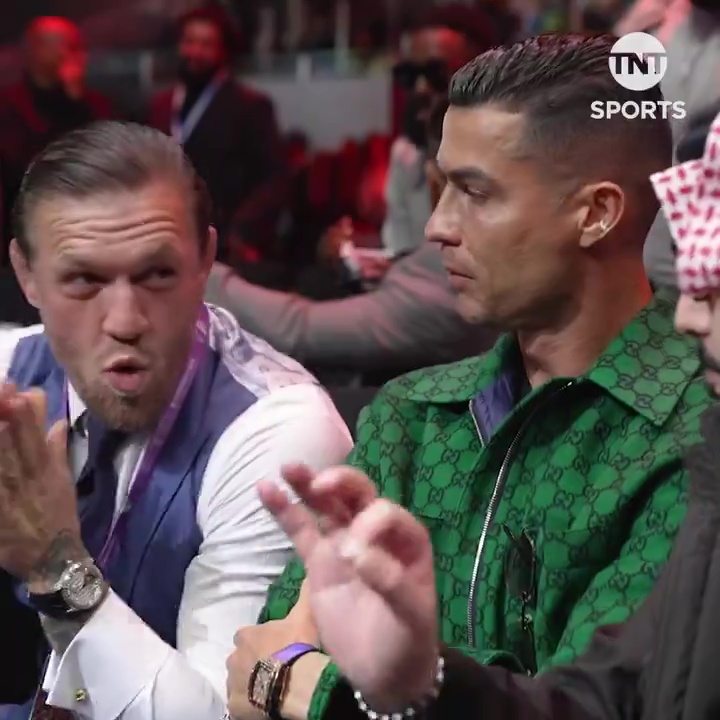 Conor McGregor terrorisiert Cristiano Ronaldo bei einem Boxkampf