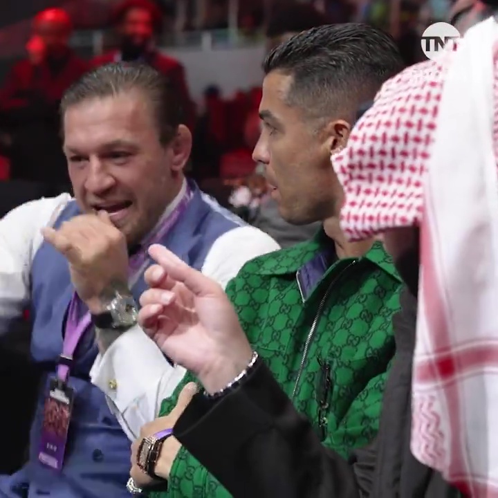 Conor McGregor terrorisiert Cristiano Ronaldo bei einem Boxkampf