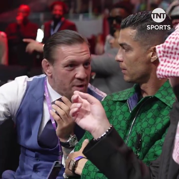 Conor McGregor terrorisiert Cristiano Ronaldo bei einem Boxkampf