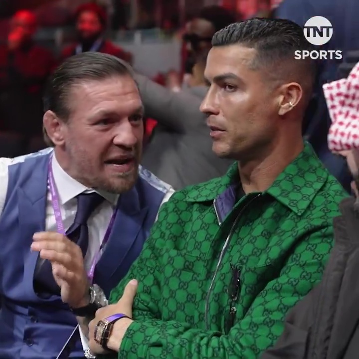 Conor McGregor terrorisiert Cristiano Ronaldo bei einem Boxkampf