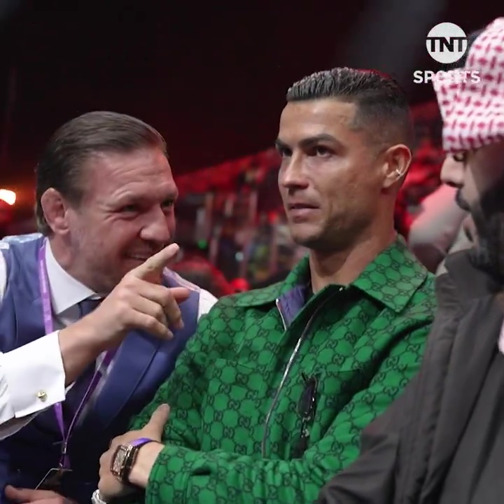 Conor McGregor terrorisiert Cristiano Ronaldo bei einem Boxkampf