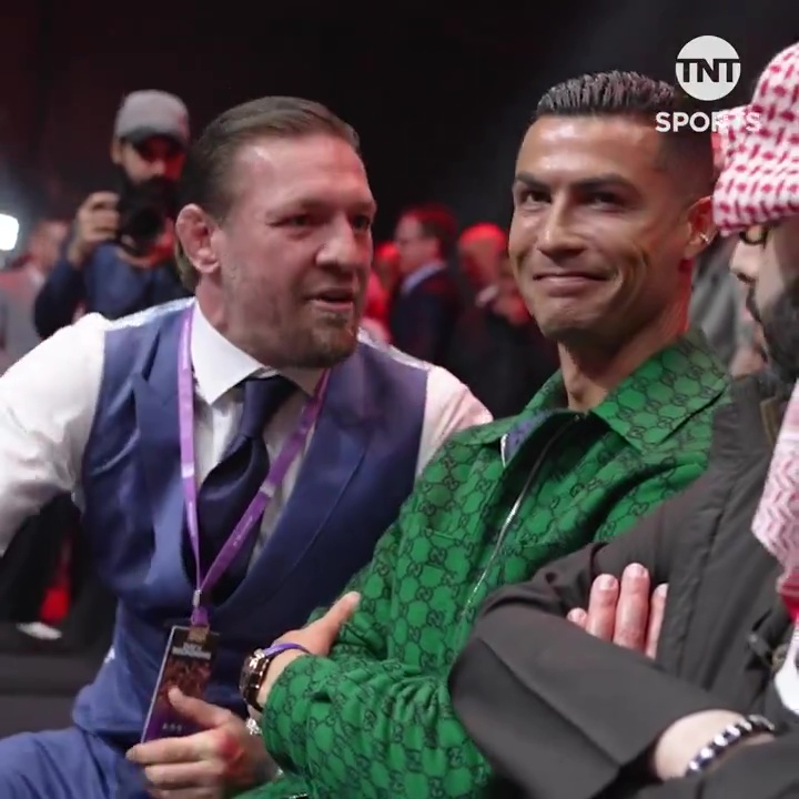 Conor McGregor terrorisiert Cristiano Ronaldo bei einem Boxkampf