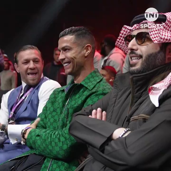 Conor McGregor terrorisiert Cristiano Ronaldo bei einem Boxkampf