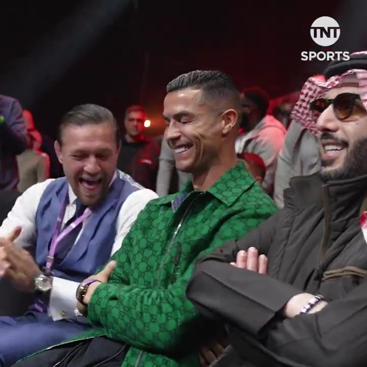 Conor McGregor terrorisiert Cristiano Ronaldo bei einem Boxkampf