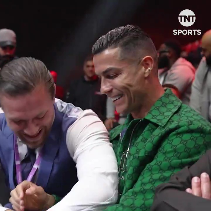 Conor McGregor terrorisiert Cristiano Ronaldo bei einem Boxkampf