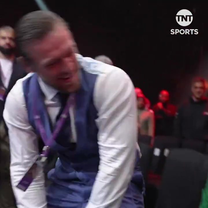 Conor McGregor aterroriza a Cristiano Ronaldo en un combate de box