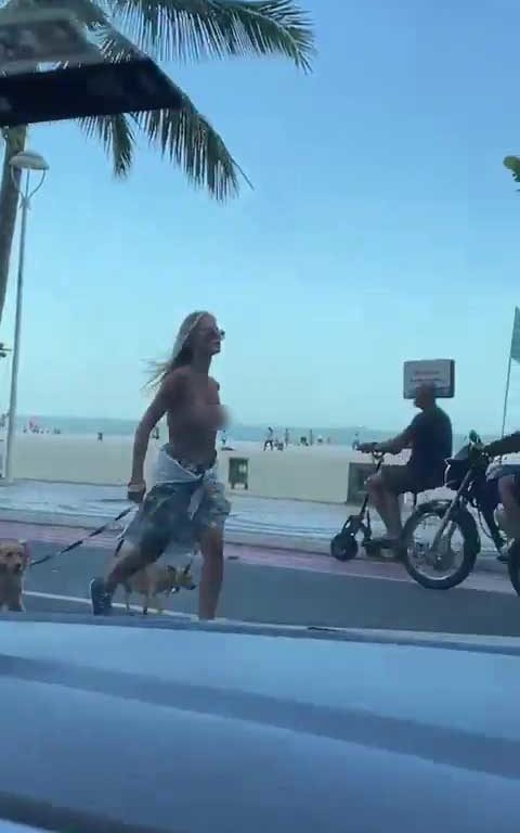 Paseando con perros con los pechos afuera, arrestada: top model denuncia discriminación